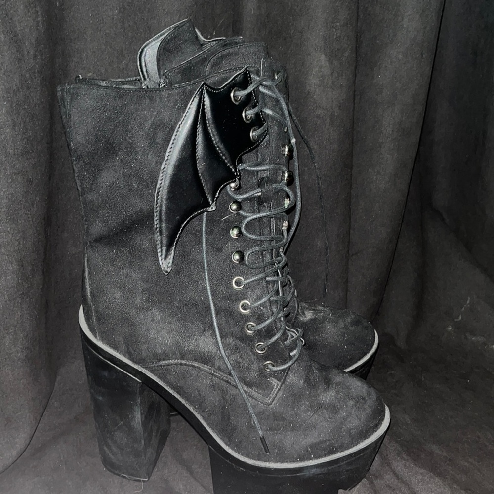 Batwing platform boots - Picture 2 of 4